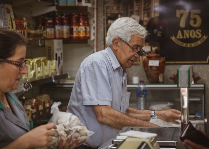 Pinto serving local customers Mercearia do Galo grocery in Porto