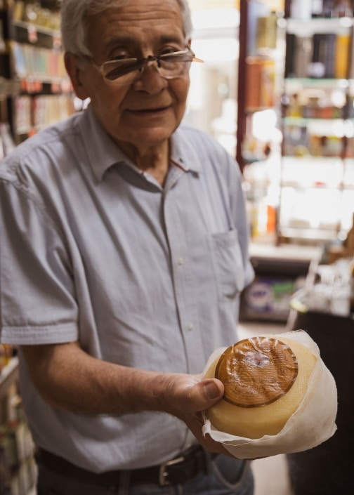 Pinto recommending a fine Queijo Serra da Estrela Mercearia do Galo grocery in Porto